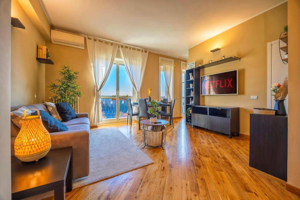 Sunny & Updated Flat With Panoramic City View 50M From M4 Stop Мілан Екстер'єр фото